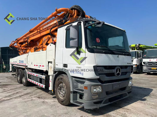 En 2014, le camion de pompe à béton Zoomlion avec un grand déplacement 6 cylindres et 6 mâts